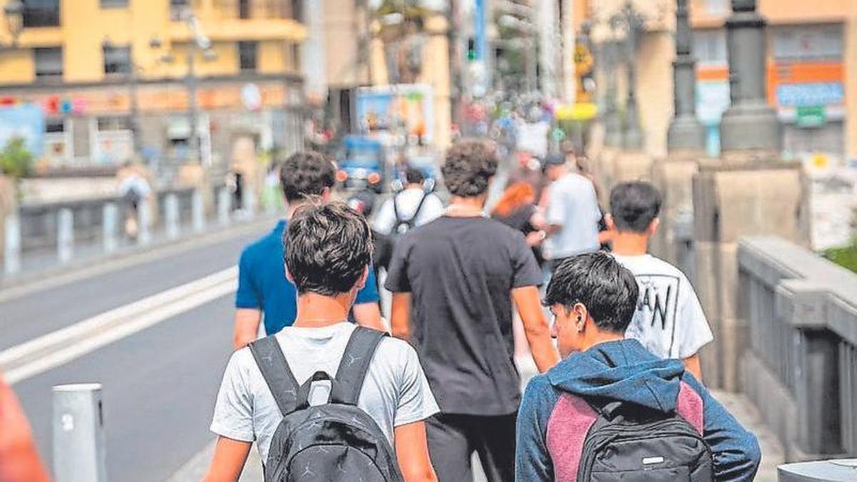 Un grupo de alumnos a la salida del instituto.