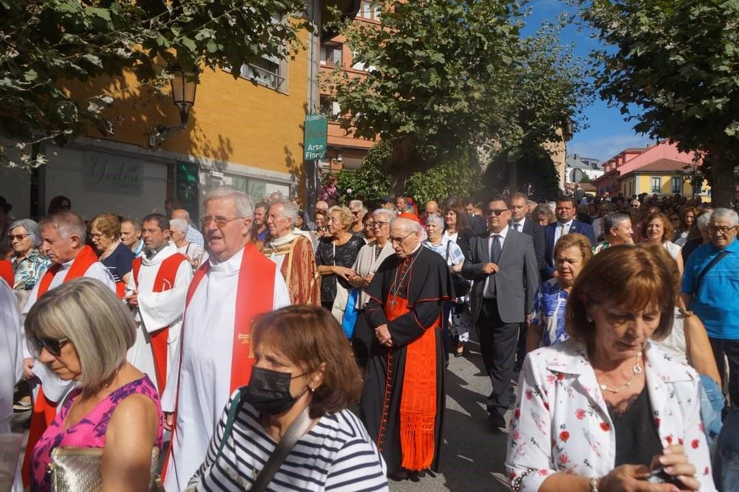 Candás vuelve a vibrar con la procesión del Cristo: así se vivió una de las citas más emblemáticas de la villa