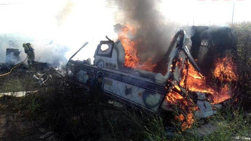 Una de les caravanes afectades per les flames