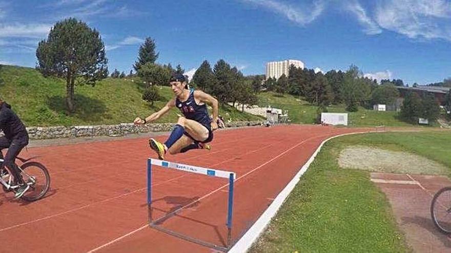 Un atleta salta la tanca a les pistes del CNEA de Font-romeu