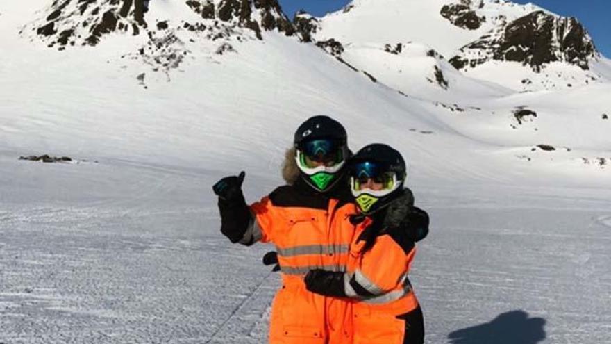 La pareja disfruta de la nieve