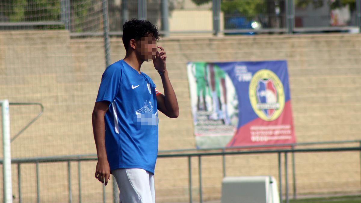 Adrià, de 16 años, con la camiseta de su actual equipo.