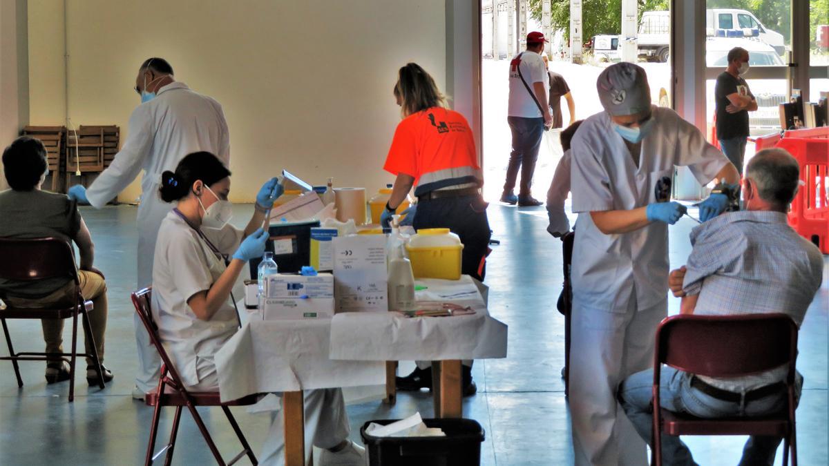 Sanitarios durante las vacunaciones en Monesterio