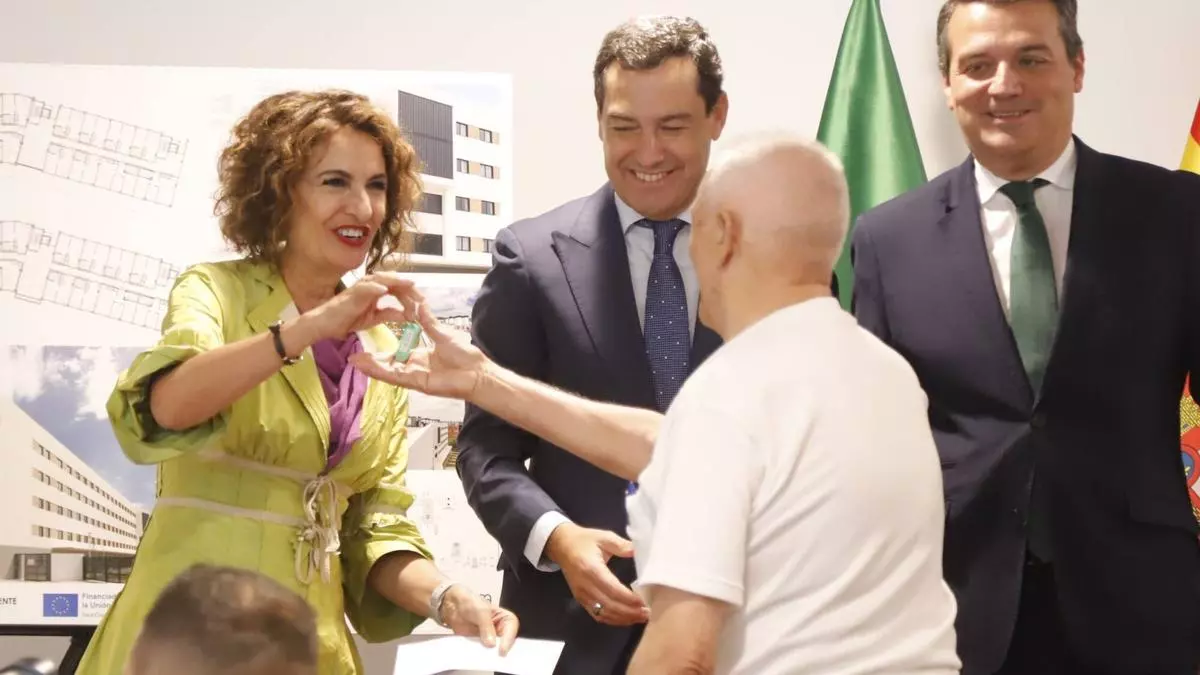 Los inquilinos de la segunda fase de los apartamentos de Sama Naharro ya tienen las llaves de sus pisos