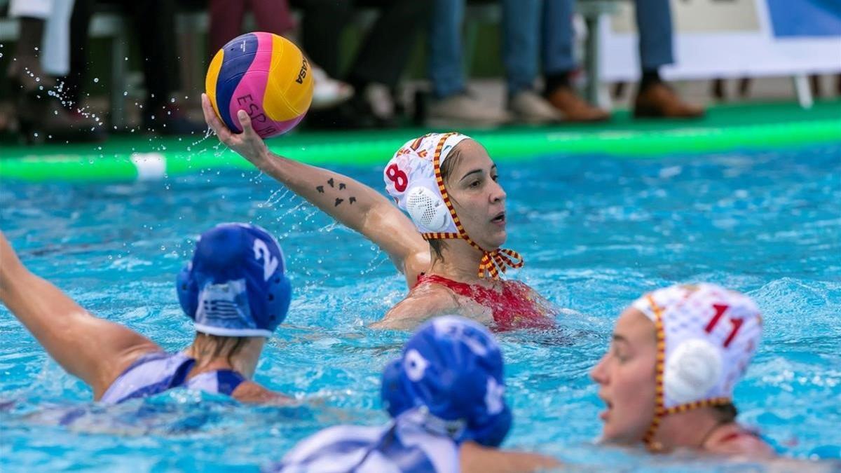 La jugadora de la selección Pili Peña controla el balón, en una imagen de archivo