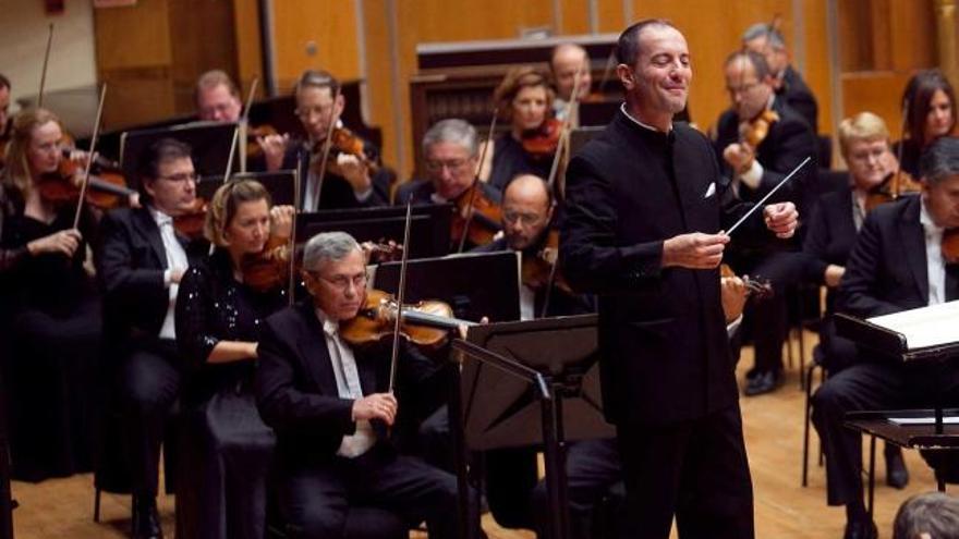 Rossen Milanov, dirigiendo la OSPA, en la tarde noche de ayer, en el Auditorio de Oviedo.