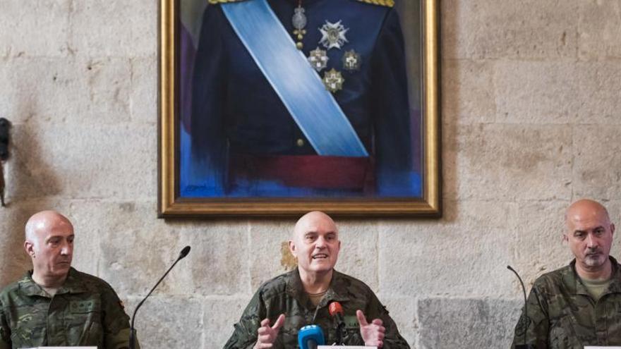 El teniente general Gan Pampols, junto con el coronel Manglano.