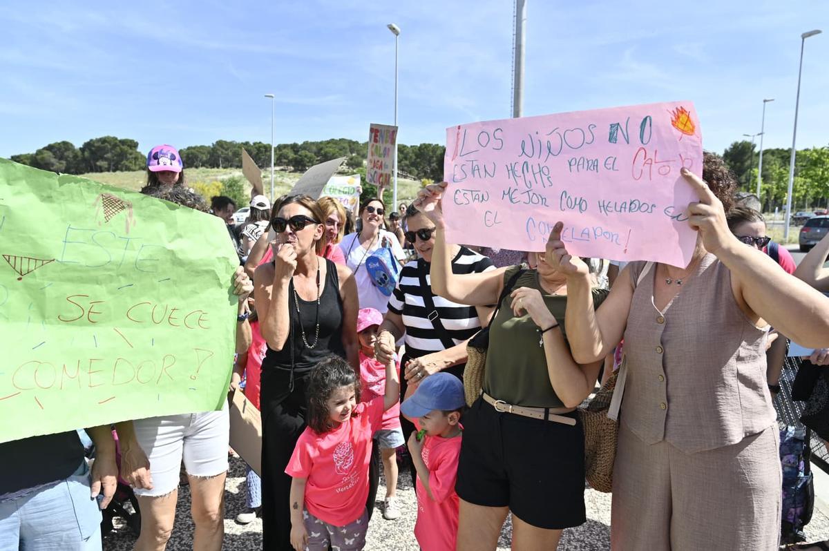 Familias del CPI Parque Venecia de Zaragoza protestan contra el calor en las aulas: "Los niños están en peligro"