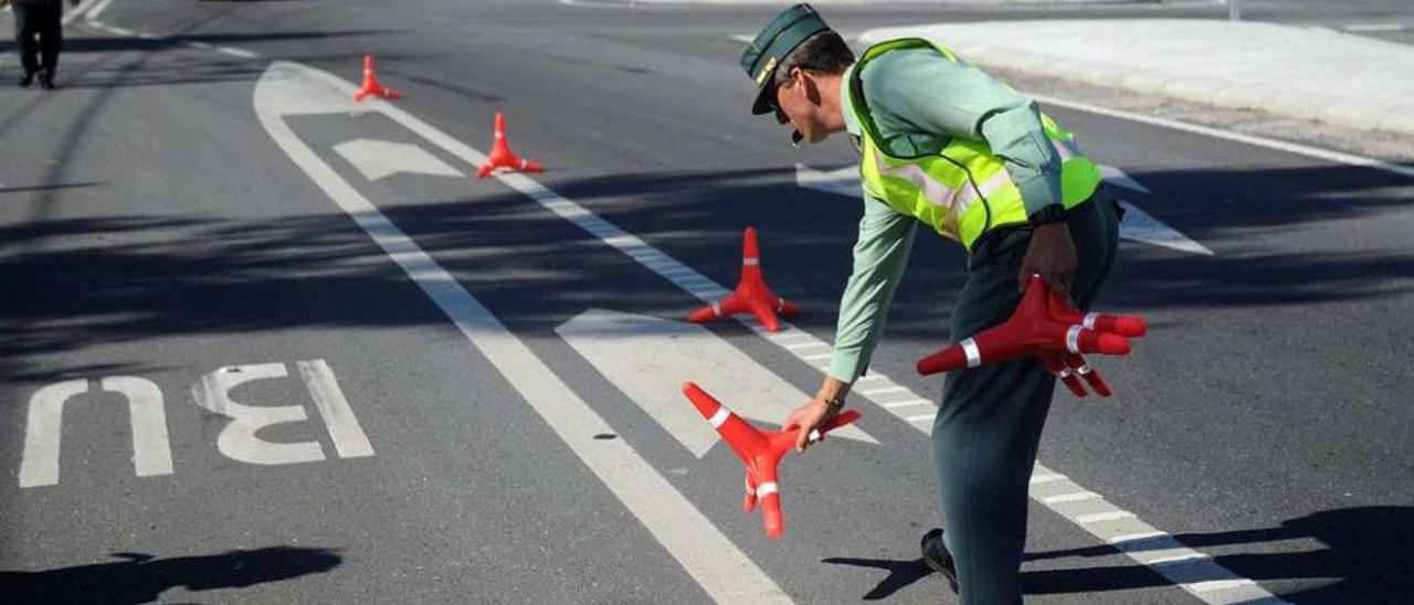 Un agente de la Guardia Civil de Tráfico se prepara para realizar un control en una carretera pontevedresa. // Rafa Vázquez