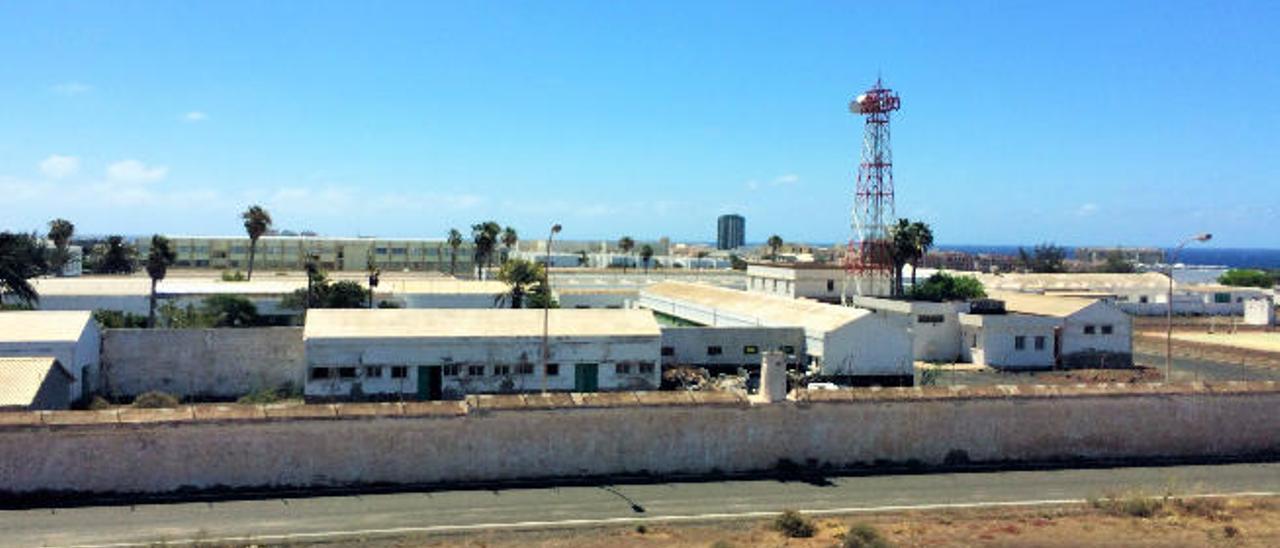 Acuartelamiento Marqués de Herrera de Arrecife visto desde la carretera de la circunvalación.