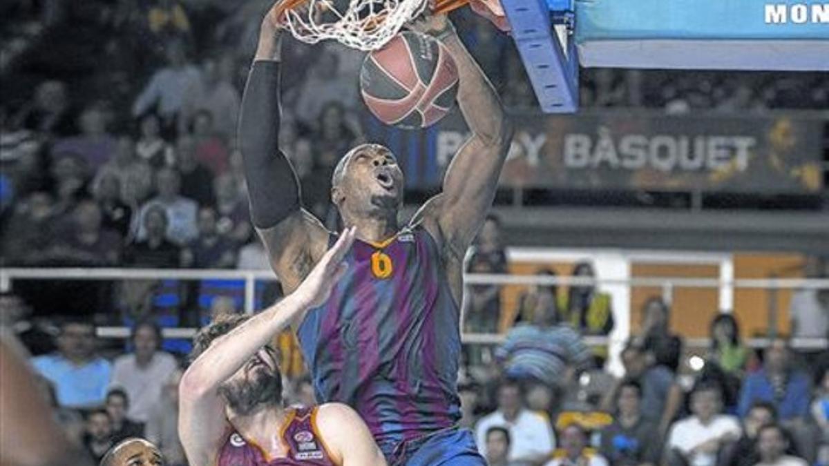 El pívot azulgrana Dorsey machaca ante Aldemir, ayer, en el partido disputado en el Palau.