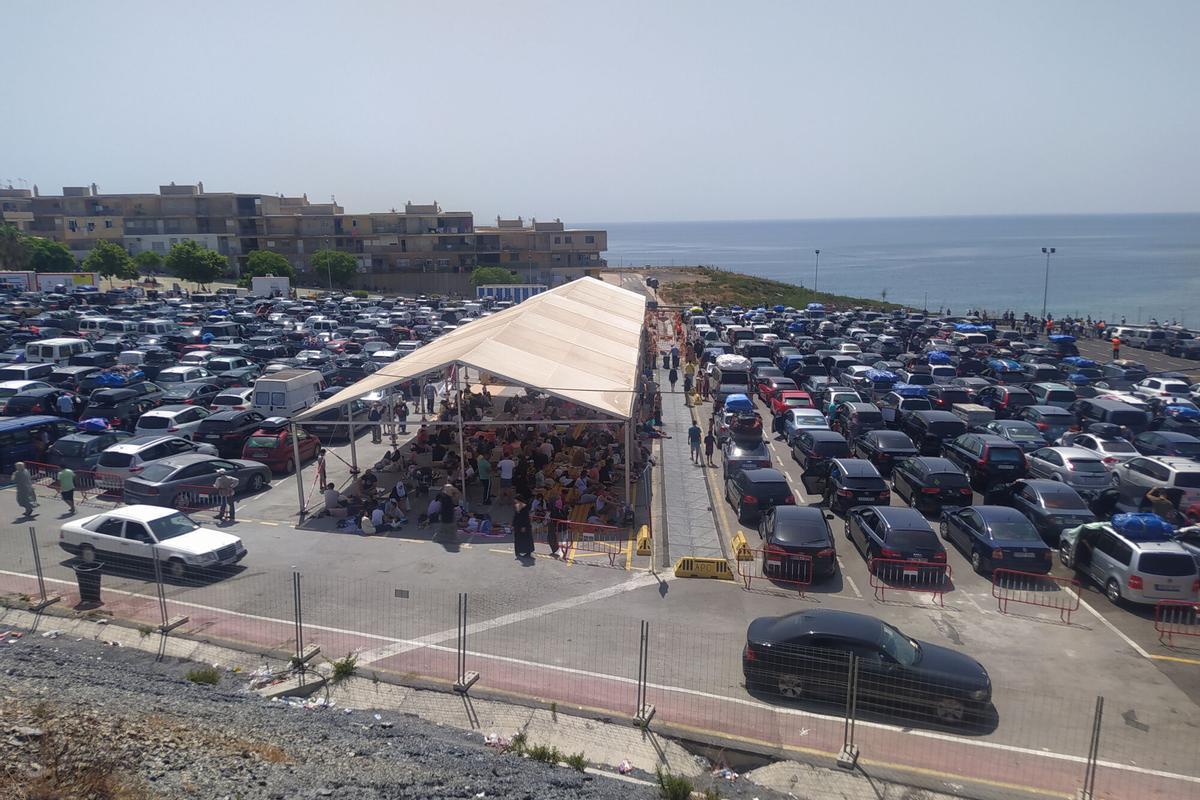 Així són els campaments de migrants a Ceuta: mòduls militars amb lliteres, aigua potable i zones segregades per organitzar la crisi d’acollida