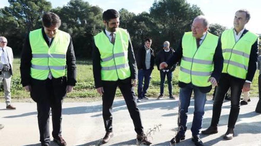 Puigneró i l&#039;alcalde de Begur, en la visita a les obres.