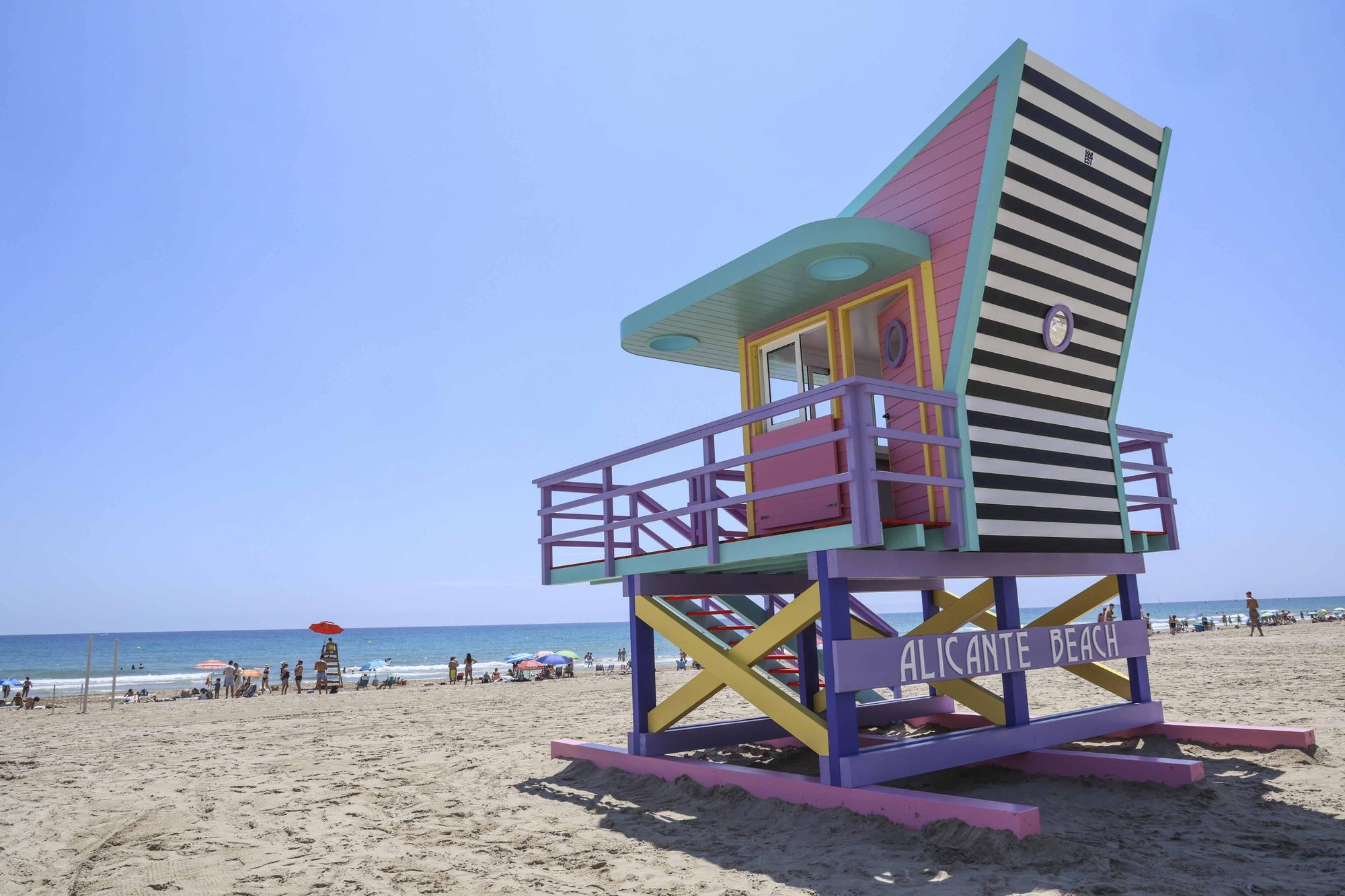 Doble inauguración de las casetas icónicas de la playa de San Juan