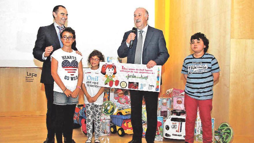 El conseller Llombart y Vicente del Bosque, ayer en el salon de actos de La Fe.