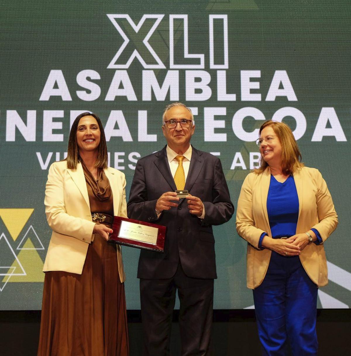 Jesús Baquero recibió la Insignia de Oro por su labor en el seguro agrario. | RUBÉN ARAGÓN