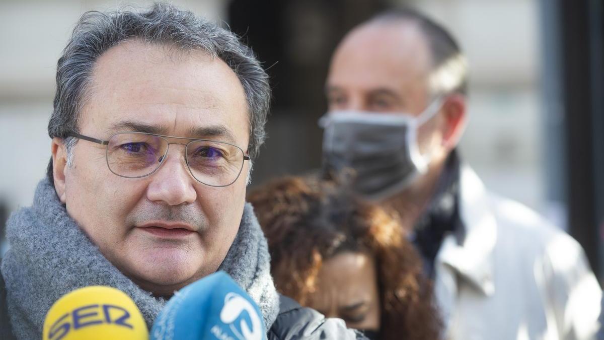 Paco Sanguino se dirige a los medios con Miguel Millana detrás de él.