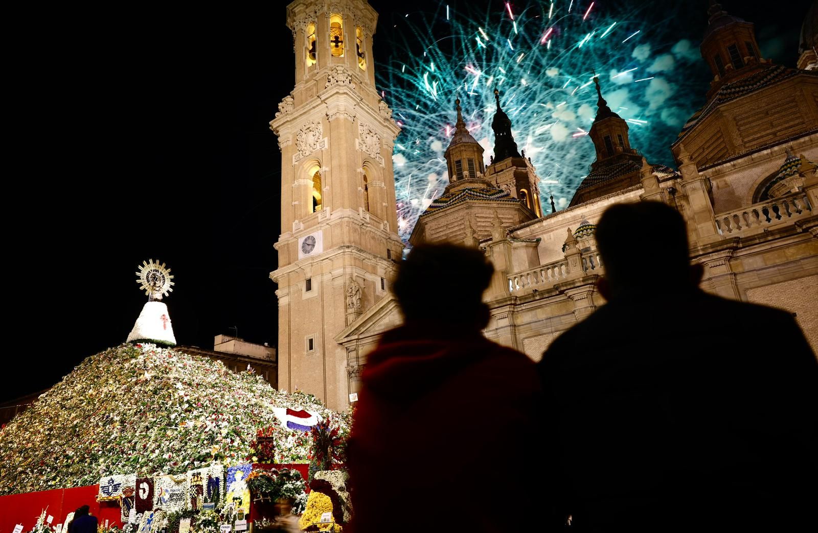 En imágenes | Unos espectaculares fuegos artificiales ponen el broche de oro a las Fiestas del Pilar 2023