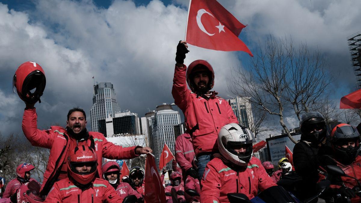 Protestas de los motoristas de la empresa Yemeksepeti en Estambul ayer jueves.