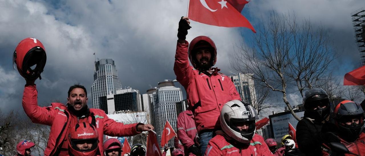 Protestas de los motoristas de la empresa Yemeksepeti en Estambul ayer jueves.