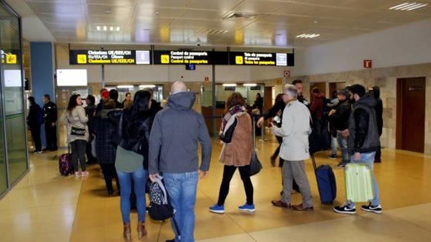 Viatgers a l&#039;aeroport de Girona, fent cua per passar el control de passaports, en una imatge d&#039;arxiu.