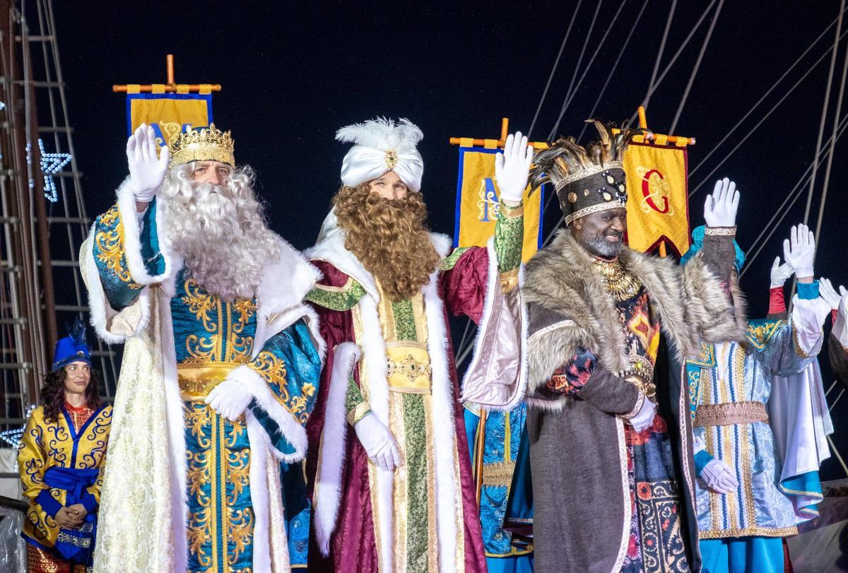 FOTOS | La ilusión echa a andar en Palma con la llegada de los Reyes Magos