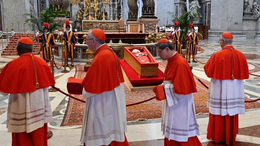 Capilla ardiente del papa Francisco en la basílica de San Pedro.