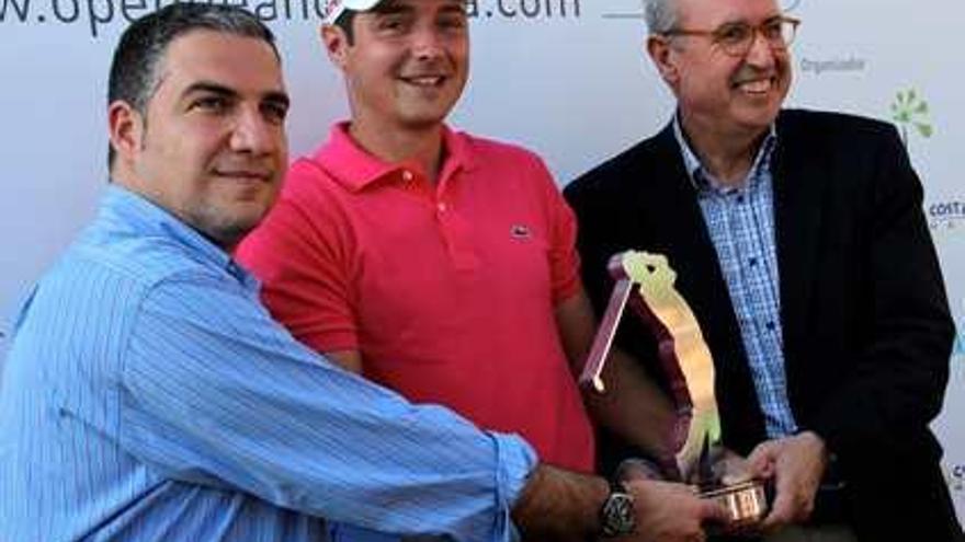 Elías Bendodo, presidente de la Diputación; el ganador, Julien Quesne y Antonio Souvirón, delegado de Turismo, Comercio y Deporte de la Junta en Málaga, en la entrega de premios.