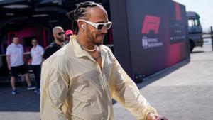 Lewis Hamilton llega al paddock de Jeddah, este jueves