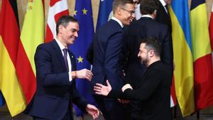 Pedro Sánchez, saluda al presidente ucraniano, Volodímir Zelenski en la cumbre de líderes sobre Ucrania este domingo en Londres.