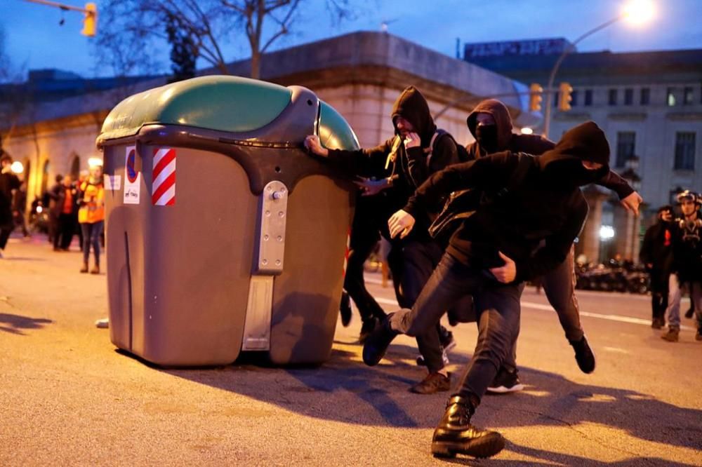 Protestes i tensió a l'exterior del Parlament de Catalunya