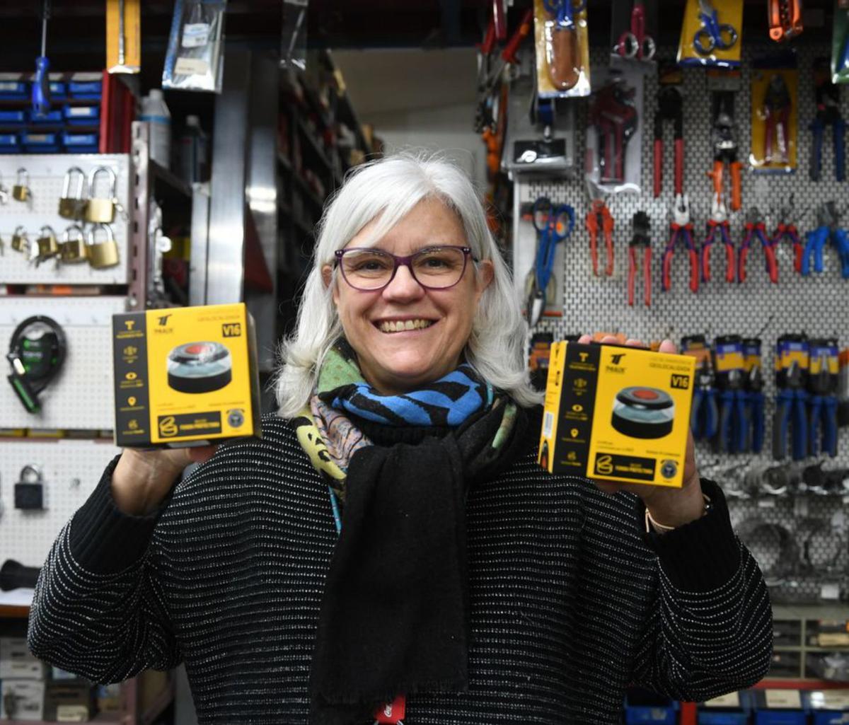 Oscar Noya y Carlos Santos con una baliza V16 en la Ferretería Marconi. |  Carlos Pardellas