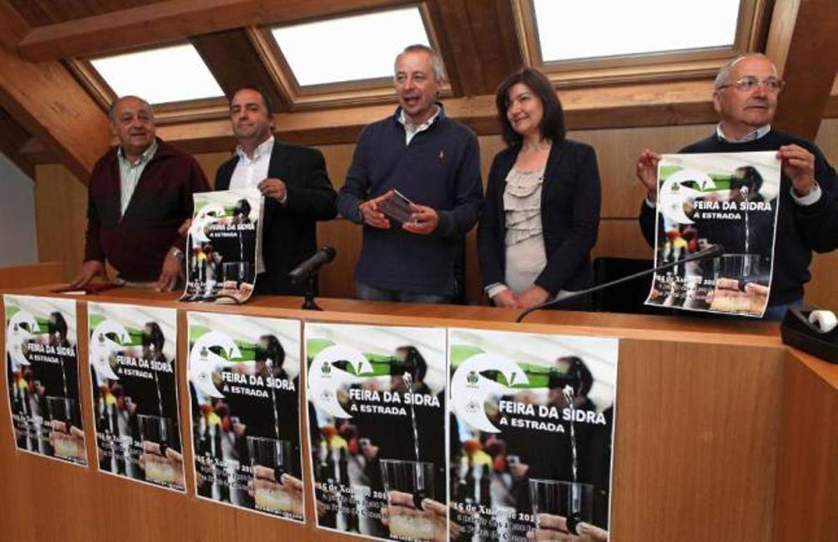 López, Armenteros, Constenla, Villamayor y Peroja, ayer, presentando la Feira da Sidra.  // Bernabé / Luismy