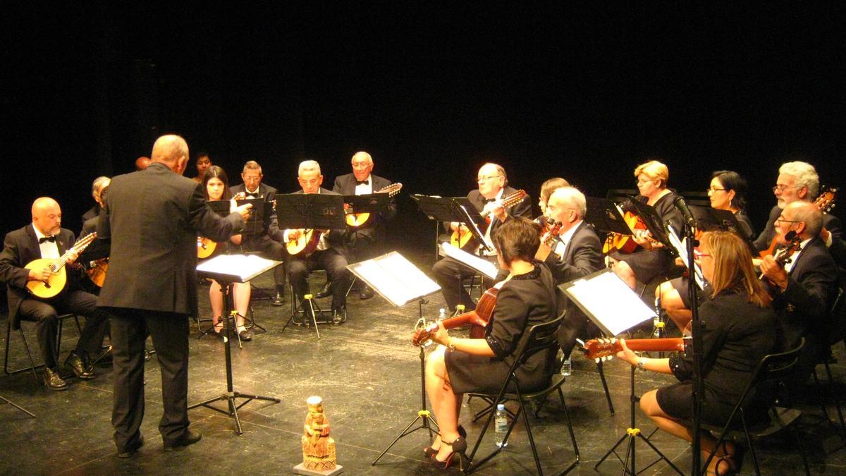 Los músicos de La Rondalla de Toro, en un concierto ofrecido en el Teatro Latorre