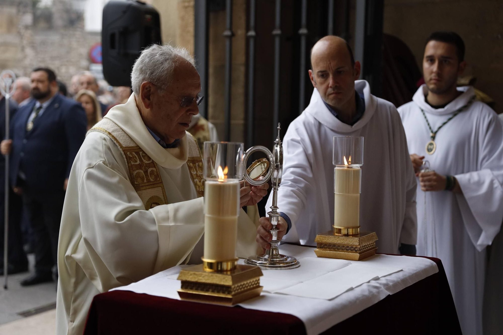 Pétalos, incienso, niños... así fue la procesión del Corpus Christi en Gijón (en imágenes)