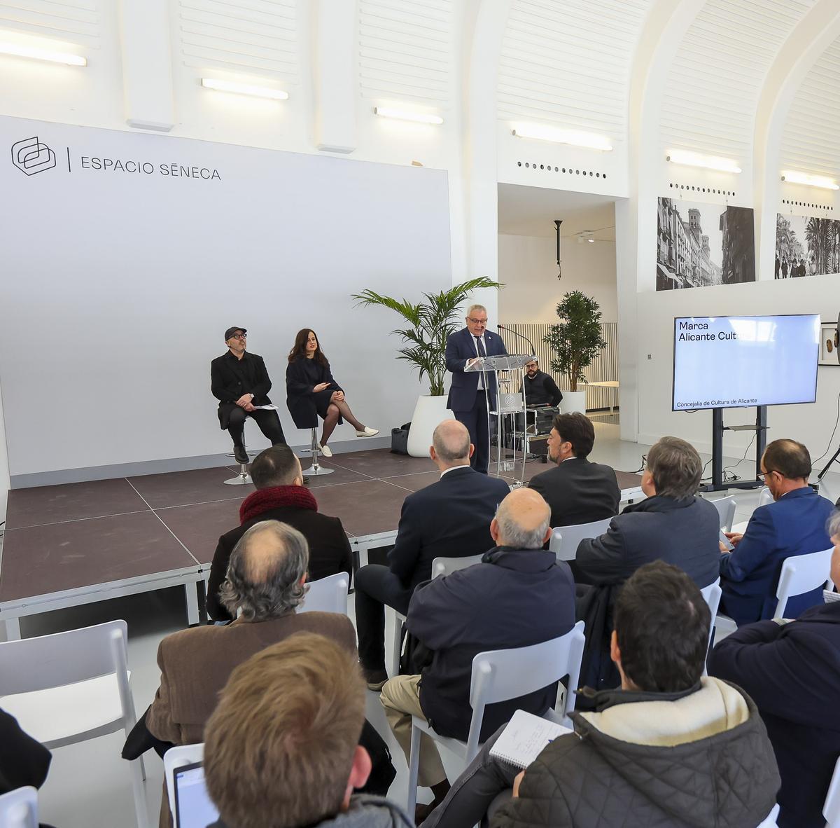 El concejal de Cultura, Antonio Manresa, durante la presentación de la nueva marca en el Espacio Séneca.