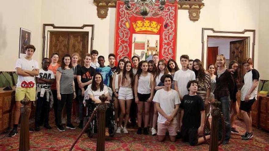 Alumnos franceses visitan el Ayuntamiento de Zamora para conocer su historia