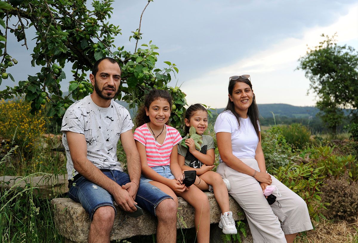 Lara Soso y Román Núñez junto a sus hijas en la aldea de Anseán