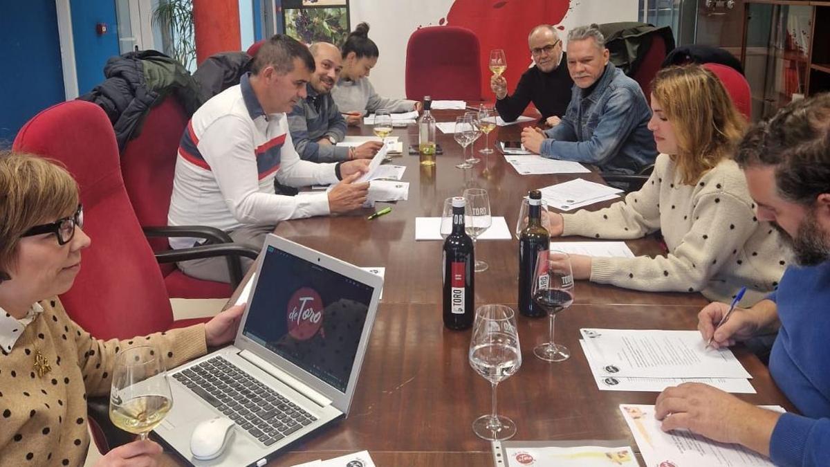 Miembros de la junta directiva de la asociación, en la reunión celebrada en la sede del Consejo Regulador