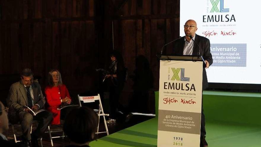 Javier Granda, ayer, en la presentación de su libro sobre Emulsa, con Pilar Vázquez y Esteban Aparicio a su derecha.