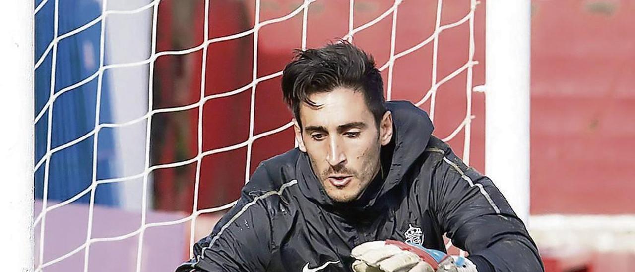 Mariño intenta atrapar un balón en el entrenamiento de ayer en Mareo.