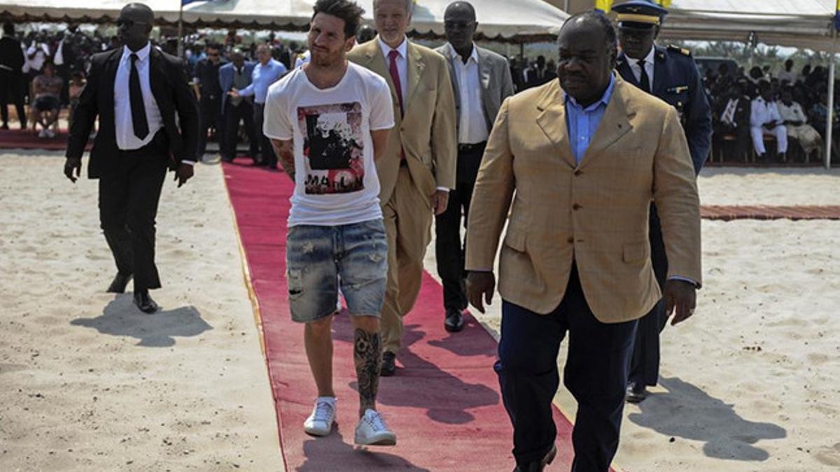 Messi durante su visita a Gabón
