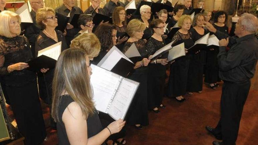 La iglesia de Santiago acogió ayer el octavo Encontro de Música Medieval