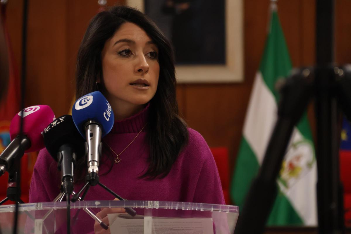 Cintia Bustos, delegada de Recursos Humanos, presenta las medidas para teletrabajar en el Ayuntamiento de Córdoba.