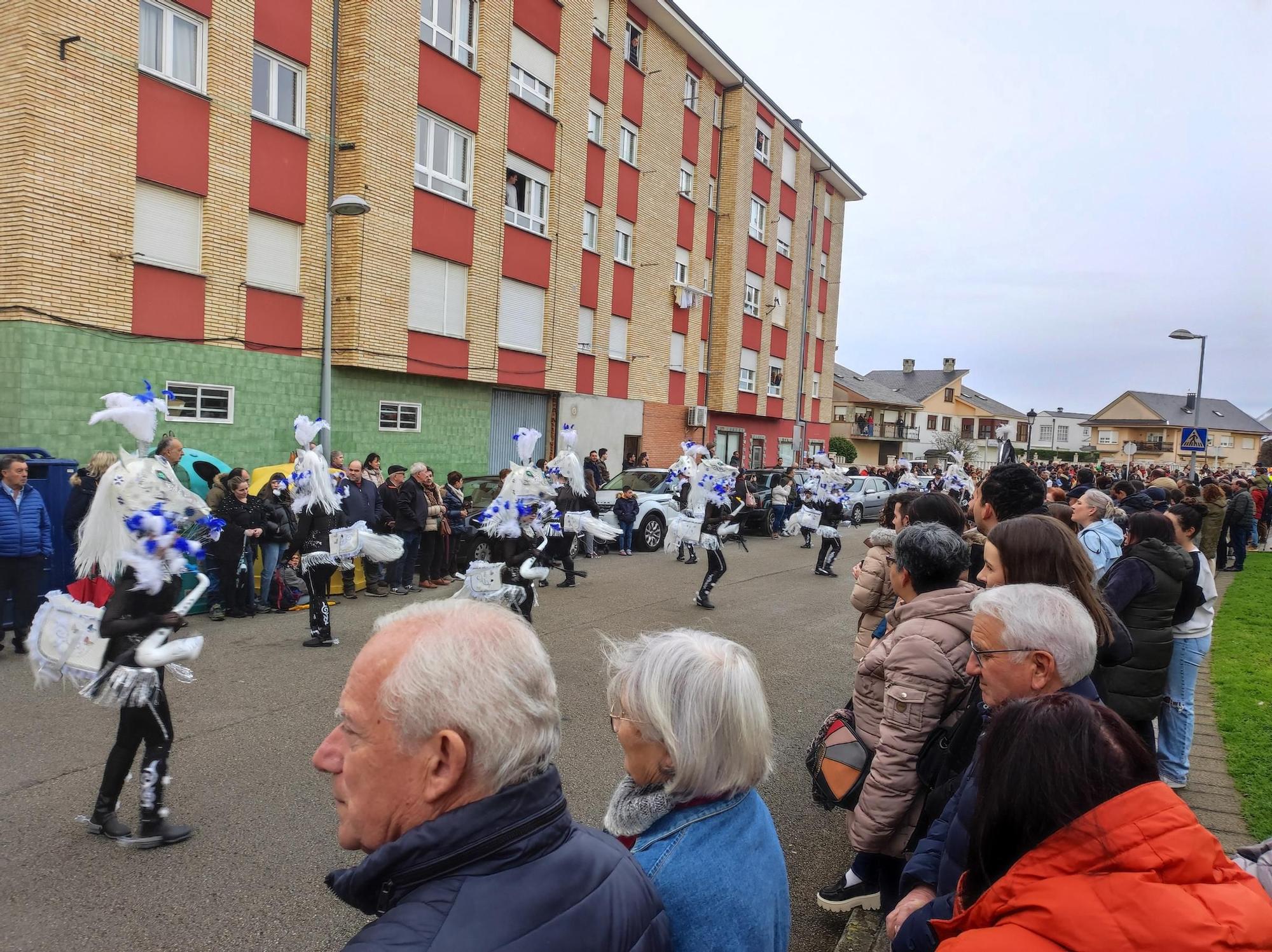 En imágenes: Las calles de Tapia se llenan para ver su vistoso desfile de Carnaval