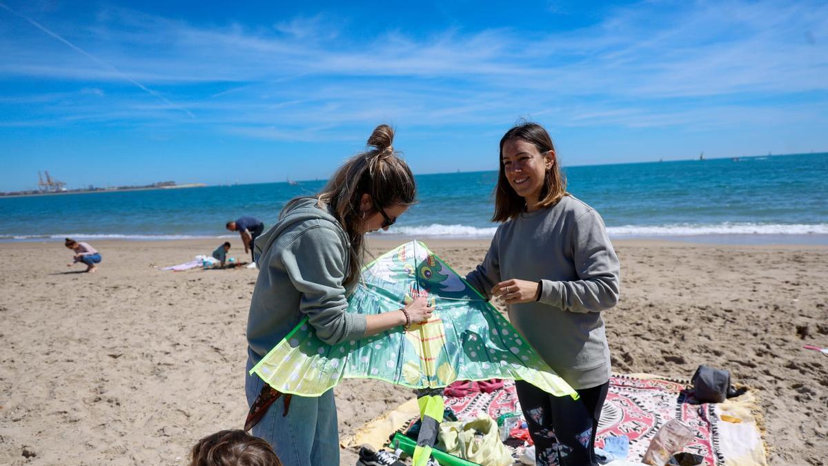 Cometas y comidas familiares en las playas del sur de València