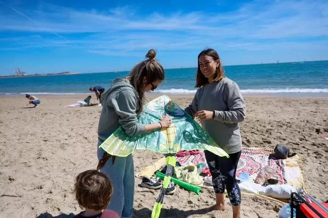 Cometas y comidas familiares en las playas del sur de València