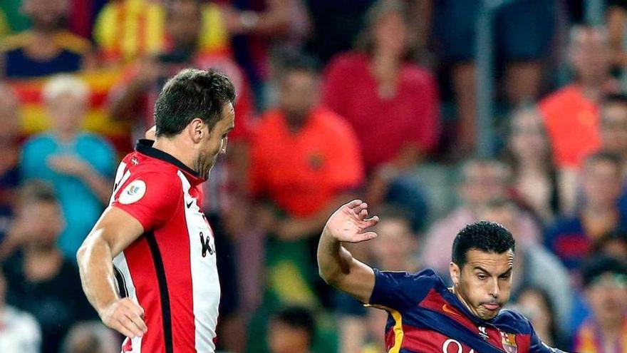 Pedro lucha por un balón con Gurpegui, del Athletic.