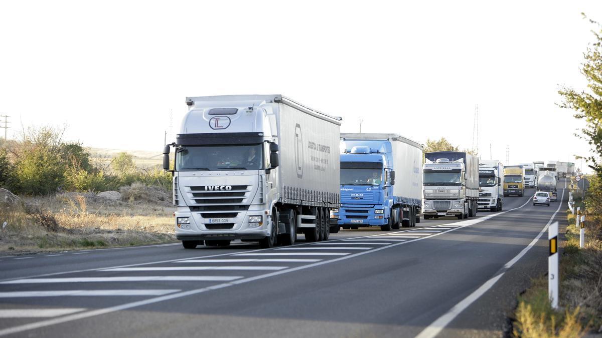 Imagen de archivo de camiones por una carretera.
