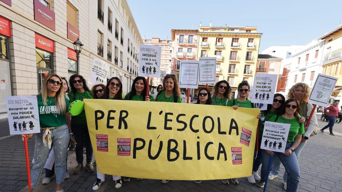Concentración de la comunidad educativa de Alzira frente al ayuntamiento.